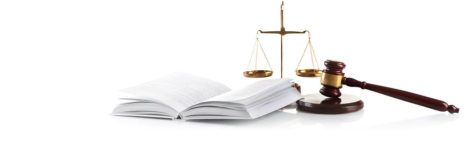 Balança da Justiça, Martelo e Livro de Direito Penal